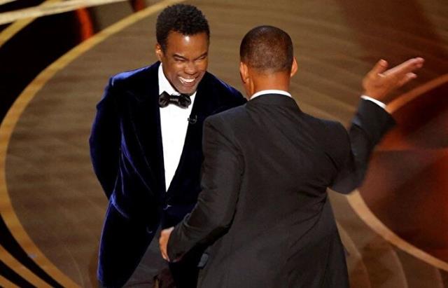 Will Smith ve Chris Rock arasındaki tokadın detayları netleşti! Eşinin üzüntüsünü görünce sahneye koşmuş Will Smith ve Chris Rock arasındaki tokadın detayları netleşti! Eşinin üzüntüsünü görünce sahneye koşmuş