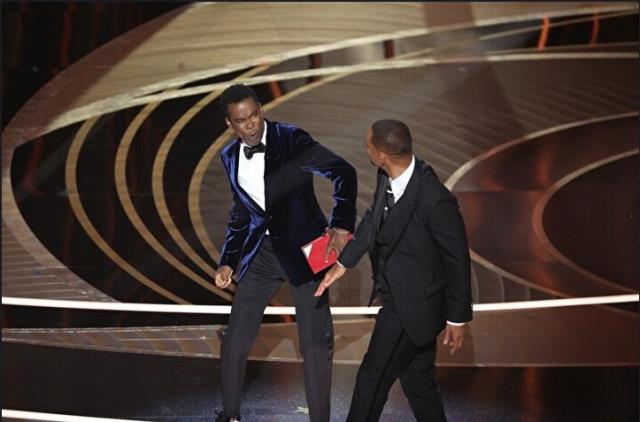 Will Smith ve Chris Rock arasındaki tokadın detayları netleşti! Eşinin üzüntüsünü görünce sahneye koşmuş Will Smith ve Chris Rock arasındaki tokadın detayları netleşti! Eşinin üzüntüsünü görünce sahneye koşmuş