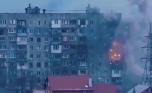 Zelenskiy, Ukrayna'daki savaşın çarpıcı görüntülerini yayınladı Zelenskiy, Ukrayna'daki savaşın çarpıcı görüntülerini yayınladı