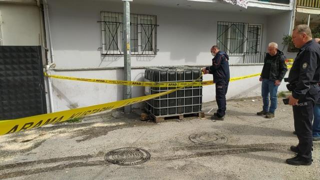 Bursa'da depolama tankından sızan kimyasal madde sokağa döküldü, endişe yaşattı Bursa'da depolama tankından sızan kimyasal madde sokağa döküldü, endişe yaşattı