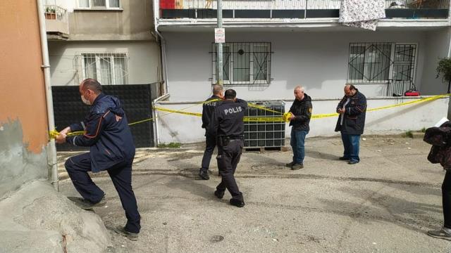 Bursa'da depolama tankından sızan kimyasal madde sokağa döküldü, endişe yaşattı Bursa'da depolama tankından sızan kimyasal madde sokağa döküldü, endişe yaşattı