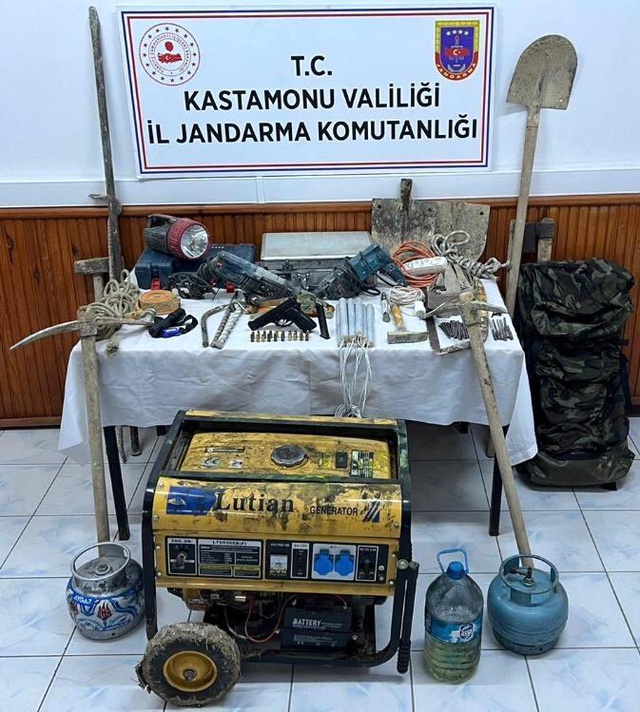 Dinamitle define arayan şahıslara suçüstü baskın: 6 gözaltı Dinamitle define arayan şahıslara suçüstü baskın: 6 gözaltı