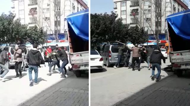 İki aile arasında silahlı sopalı kavga! 1'i ağır 9 kişi yaralandı İki aile arasında silahlı sopalı kavga! 1'i ağır 9 kişi yaralandı
