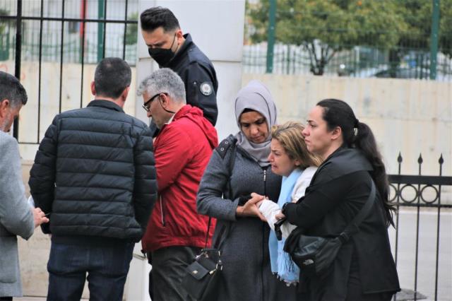 Köpekten kaçarken kamyonun altında kalmıştı! Minik Mahra'nın cenazesi alınırken gözyaşları sel oldu Köpekten kaçarken kamyonun altında kalmıştı! Minik Mahra'nın cenazesi alınırken gözyaşları sel oldu