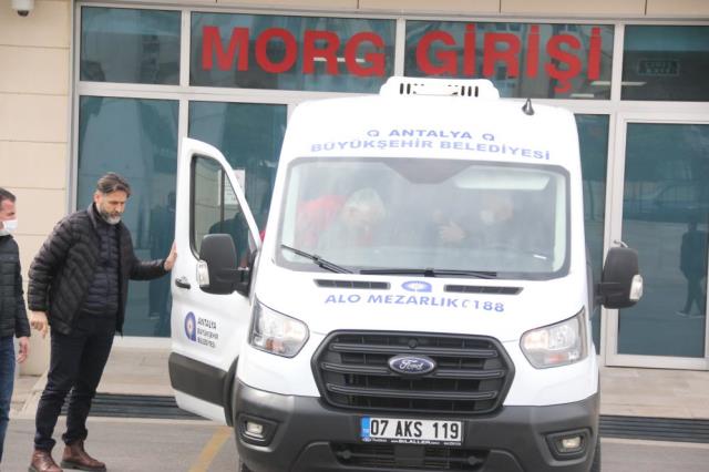 Köpekten kaçarken kamyonun altında kalmıştı! Minik Mahra'nın cenazesi alınırken gözyaşları sel oldu Köpekten kaçarken kamyonun altında kalmıştı! Minik Mahra'nın cenazesi alınırken gözyaşları sel oldu