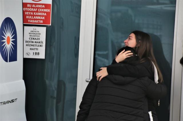 Köpekten kaçarken kamyonun altında kalmıştı! Minik Mahra'nın cenazesi alınırken gözyaşları sel oldu Köpekten kaçarken kamyonun altında kalmıştı! Minik Mahra'nın cenazesi alınırken gözyaşları sel oldu