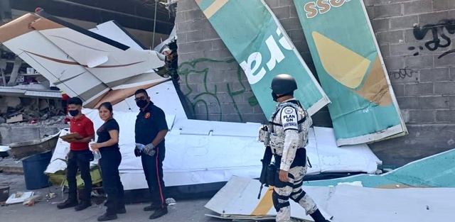 Meksika'da küçük uçak süpermarketin üzerine düştü: 3 ölü, 5 yaralı Meksika'da küçük uçak süpermarketin üzerine düştü: 3 ölü, 5 yaralı