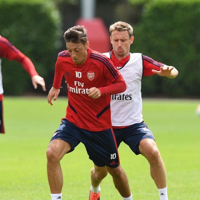 Mesut Özil için olay suçlama! Takım arkadaşı sırtından vurdu Mesut Özil için olay suçlama! Takım arkadaşı sırtından vurdu