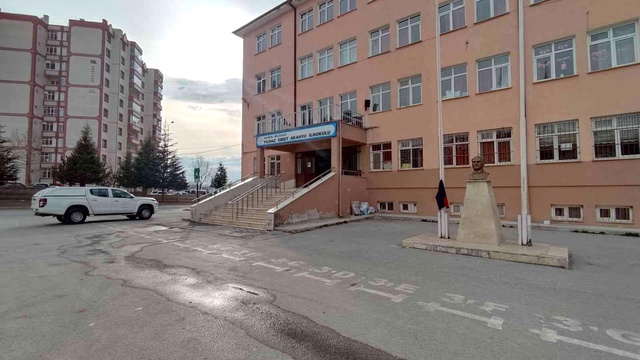 İlkokuldaki Nevruz etkinliğinde pilav yiyen 250 öğrenci zehirlendi İlkokuldaki Nevruz etkinliğinde pilav yiyen 250 öğrenci zehirlendi
