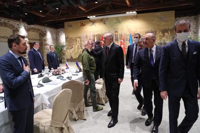 Rusya ve Ukrayna heyetleri Cumhurbaşkanı Erdoğan'ı ayakta alkışlandı Rusya ve Ukrayna heyetleri Cumhurbaşkanı Erdoğan'ı ayakta alkışlandı