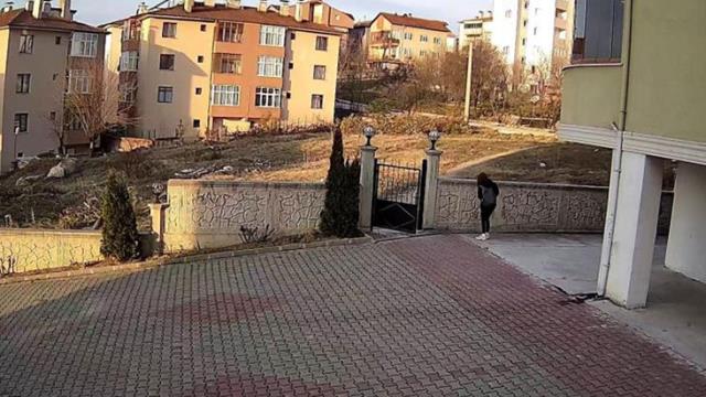 Genç kızın korku dolu anları! Okula giderken karşılaştığı köpeğin saldırısından duvardan atlayarak kurtuldu Genç kızın korku dolu anları! Okula giderken karşılaştığı köpeğin saldırısından duvardan atlayarak kurtuldu