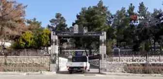 Kuşadası'ndaki mezarlıklarda bakım ve onarım çalışması yapılıyor