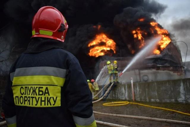 Rus ordusunun vurduğu Rivne'deki yakıt deposunda çıkan yangın 3 gündür söndürülemiyor Rus ordusunun vurduğu Rivne'deki yakıt deposunda çıkan yangın 3 gündür söndürülemiyor