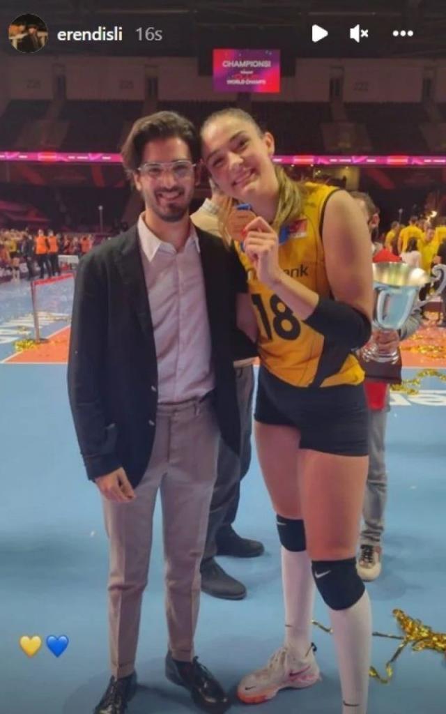 Voleybol sahalarının yıldız ismi Zehra Güneş'le sevgilisi arasındaki boy farkı çok konuşulur