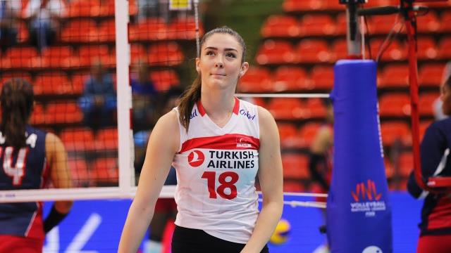 Voleybol sahalarının yıldız ismi Zehra Güneş'le sevgilisi arasındaki boy farkı çok konuşulur