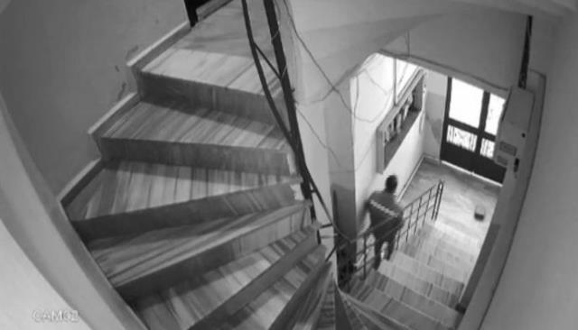 Zeytinburnu'nda sipariş götüren kurye, merdiven boşluğuna idrarını yaptı