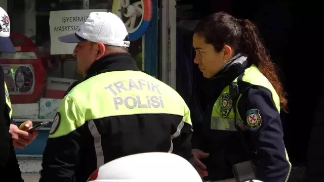 Kadın polisi metrelerce aracın kaputunda sürükledi! O anlar kamerada