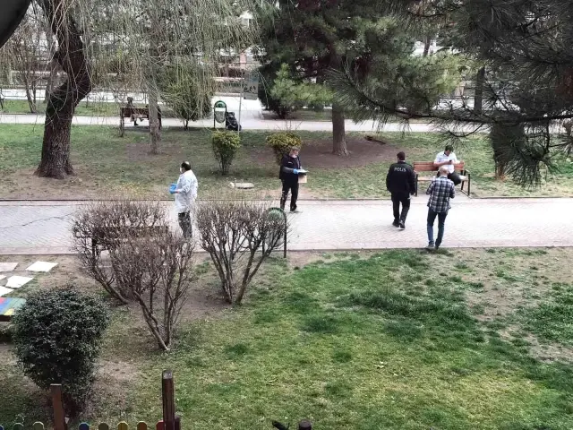 Parkta oturan yaşlı adamdan intihar girişimi! Kalbini hedefleyerek bıçağı göğsüne sapladı