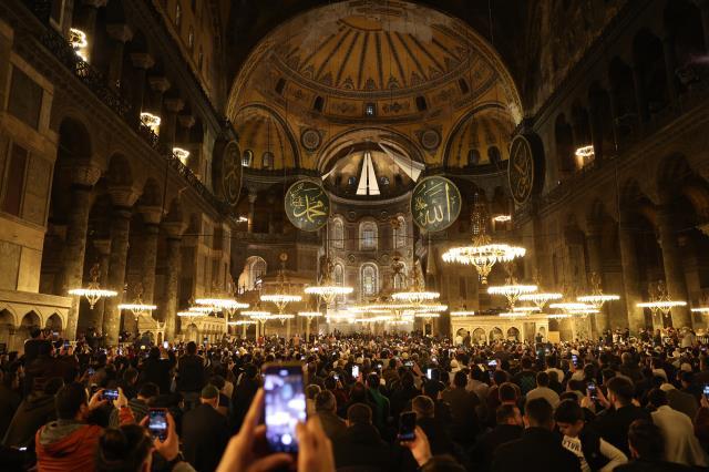 Ayasofya-i Kebir Camii'nde 88 yıllık teravih hasreti meydana taştı