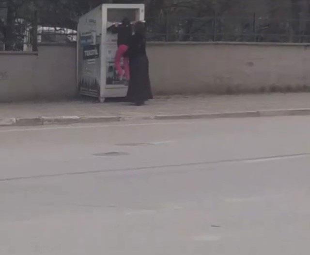 Kocaeli'de şaşkınlık yaratan olay! Çocuğu kıyafet kumbarasına sokup, kıyafetleri aldırdı Kocaeli'de şaşkınlık yaratan olay! Çocuğu kıyafet kumbarasına sokup, kıyafetleri aldırdı