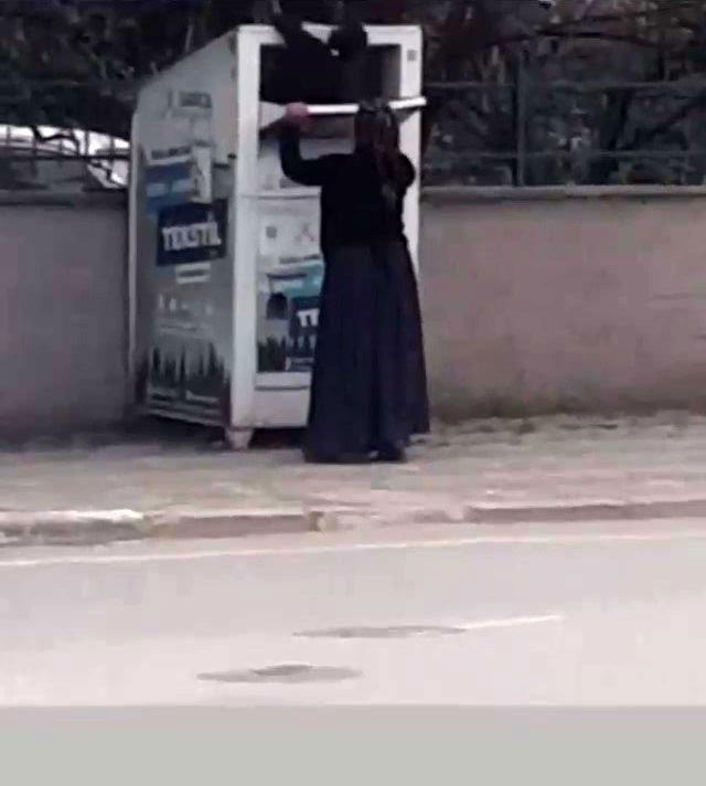 Kocaeli'de şaşkınlık yaratan olay! Çocuğu kıyafet kumbarasına sokup, kıyafetleri aldırdı Kocaeli'de şaşkınlık yaratan olay! Çocuğu kıyafet kumbarasına sokup, kıyafetleri aldırdı