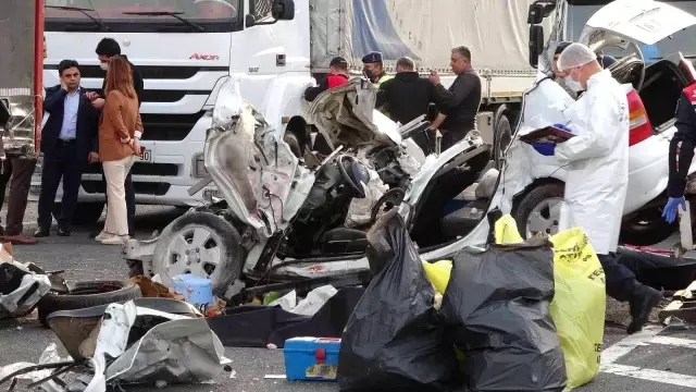 Kontrolden çıkan otomobil tıra çarptı, hız göstergesi 180'de takılı kaldı: 2 ölü, 1 yaralı