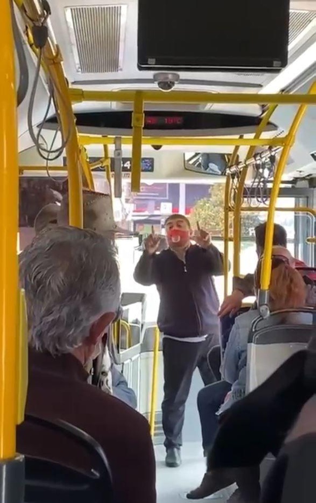 Otobüsü durdurup yolcuyla tartışmaya başlayan şoförün sözleri, duyanları gülme krizine soktu Otobüsü durdurup yolcuyla tartışmaya başlayan şoförün sözleri, duyanları gülme krizine soktu