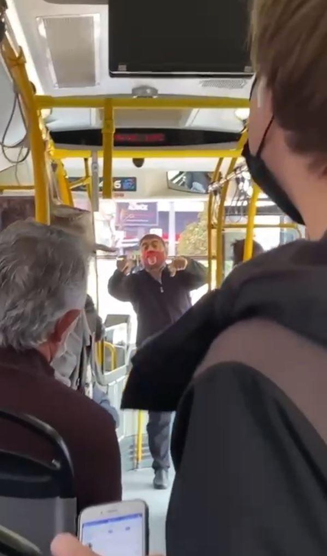 Otobüsü durdurup yolcuyla tartışmaya başlayan şoförün sözleri, duyanları gülme krizine soktu Otobüsü durdurup yolcuyla tartışmaya başlayan şoförün sözleri, duyanları gülme krizine soktu