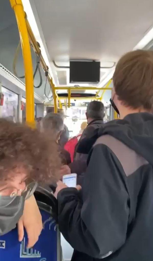 Otobüsü durdurup yolcuyla tartışmaya başlayan şoförün sözleri, duyanları gülme krizine soktu Otobüsü durdurup yolcuyla tartışmaya başlayan şoförün sözleri, duyanları gülme krizine soktu