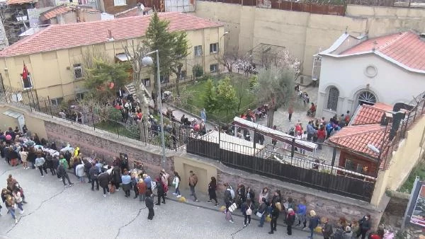 Bulgarlar bu hafta Edirne'ye değil İstanbul'a akın etti! Ayın Biri Kilisesi'nde metrelerce kuyruk oluştu