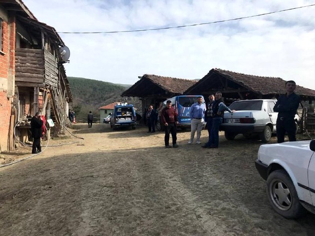 Ağaç kesimi sırasında çıkan kavgada 3 aile birbirlerine ateş açtı: 1 ölü, 2 yaralı Ağaç kesimi sırasında çıkan kavgada 3 aile birbirlerine ateş açtı: 1 ölü, 2 yaralı