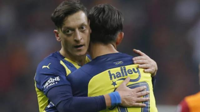 Arsene Wenger'den şaka gibi Mesut tavsiyesi! Fenerbahçeli taraftarları çıldırttı Arsene Wenger'den şaka gibi Mesut tavsiyesi! Fenerbahçeli taraftarları çıldırttı