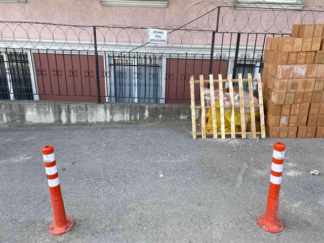 Tapuda siteye ait olduğunu öğrenince, kaldırımı tel örgü ile kapattılar Tapuda siteye ait olduğunu öğrenince, kaldırımı tel örgü ile kapattılar
