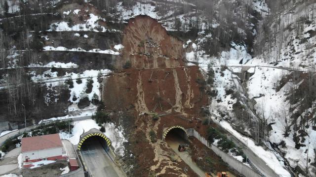 Ekipler bölgede seferber! Heyelan nedeniyle kapanan Bolu Dağı Tüneli'nde tahribatın boyutu gün ağarınca ortaya çıktı