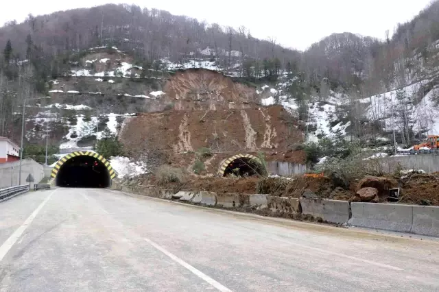 Heyelanın oluşturduğu tahribat gün ağarınca ortaya çıktı