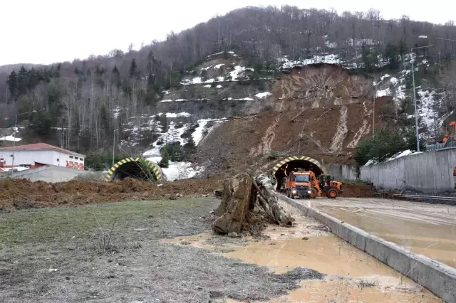 Heyelanın oluşturduğu tahribat gün ağarınca ortaya çıktı