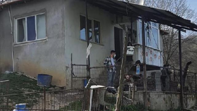 Pompalı tüfekle dehşet saçıp eşi ile oğlunu öldürdü, kendisi ile kızını da yaraladı