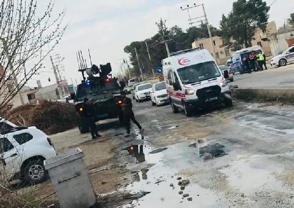 Yol kapatıp kavga eden husumetli ailelerin kavgasında ortalık savaş alanına döndü: 14 yaralı