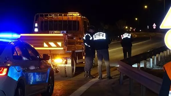 DÜZCE-TEM OTOYOLUNDA GERİ MANEVRA YAPAN SÜRÜCÜ, YARDIMCI OLAN BABASINI EZDİ