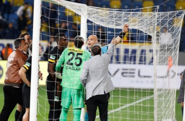 Böyle skandal görülmedi! Ankaragücü-Eyüp maçında file delik çıktı, gol güme gitti Böyle skandal görülmedi! Ankaragücü-Eyüp maçında file delik çıktı, gol güme gitti