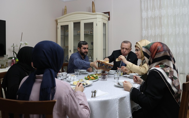 Cumhurbaşkanı Erdoğan ve eşi Emine Erdoğan, İstanbul'da bir ailenin evinde iftar yaptı Cumhurbaşkanı Erdoğan ve eşi Emine Erdoğan, İstanbul'da bir ailenin evinde iftar yaptı