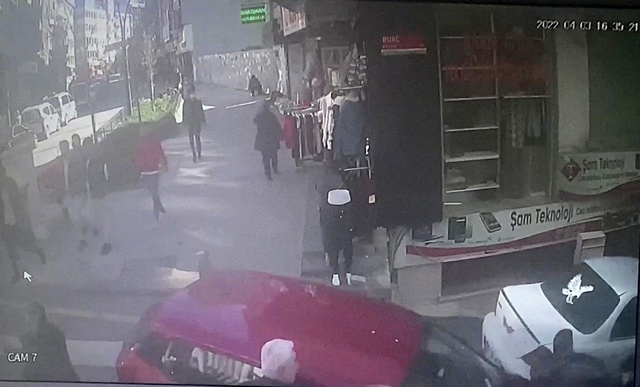 Fren yerine gaza basınca iki gence çarptı! Korku dolu anlar kamerada