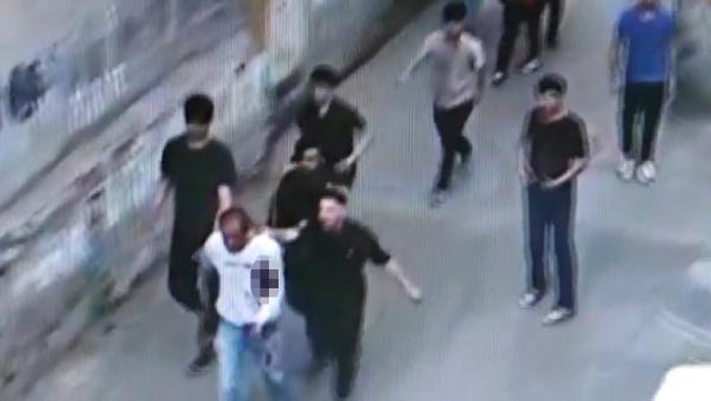 Parkta kız çocuğunun fotoğrafını çektiği iddia edilen kişi bıçaklanmış halde mahallede gezdirilirken yere yığılıp hayatını kaybetti