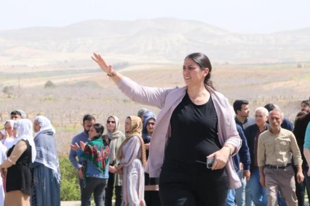PKK elebaşı Öcalan'ın doğduğu mahalleye gitmek isteyen grupla güvenlik güçleri arasında gerginlik yaşandı PKK elebaşı Öcalan'ın doğduğu mahalleye gitmek isteyen grupla güvenlik güçleri arasında gerginlik yaşandı