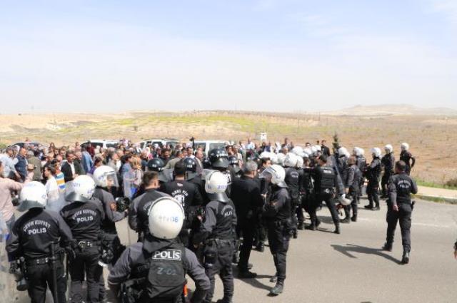PKK elebaşı Öcalan'ın doğduğu mahalleye gitmek isteyen grupla güvenlik güçleri arasında gerginlik yaşandı PKK elebaşı Öcalan'ın doğduğu mahalleye gitmek isteyen grupla güvenlik güçleri arasında gerginlik yaşandı