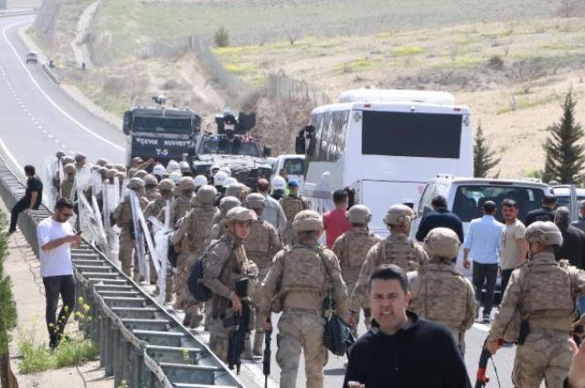 PKK elebaşı Öcalan'ın doğduğu mahalleye gitmek isteyen grupla güvenlik güçleri arasında gerginlik yaşandı PKK elebaşı Öcalan'ın doğduğu mahalleye gitmek isteyen grupla güvenlik güçleri arasında gerginlik yaşandı