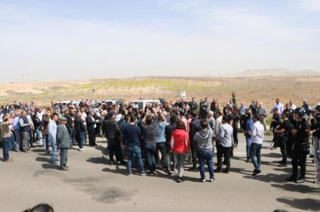 PKK elebaşı Öcalan'ın doğduğu mahalleye gitmek isteyen grupla güvenlik güçleri arasında gerginlik yaşandı PKK elebaşı Öcalan'ın doğduğu mahalleye gitmek isteyen grupla güvenlik güçleri arasında gerginlik yaşandı