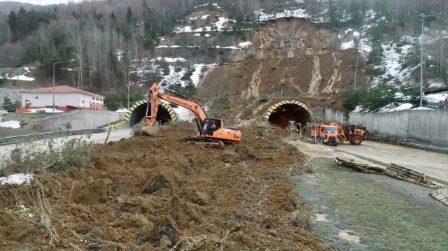 Son Dakika! Heyelan nedeniyle trafiğe kapanan Bolu Dağı Tüneli saat 16.00'da yeniden açılacak Son Dakika! Heyelan nedeniyle trafiğe kapanan Bolu Dağı Tüneli saat 16.00'da yeniden açılacak