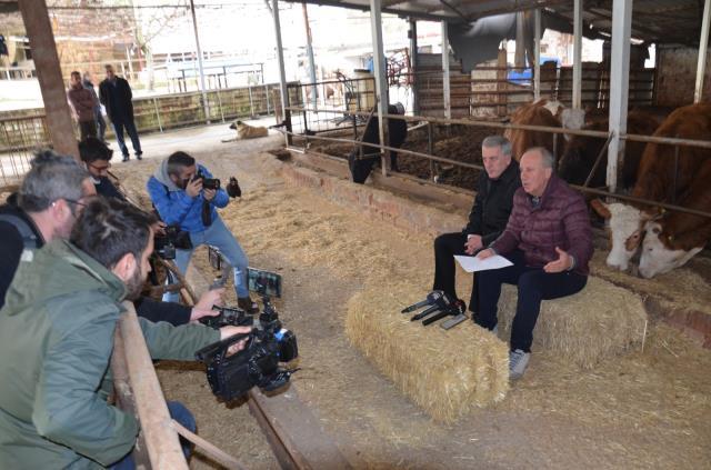 Ahırda basın toplantısı! Muharrem İnce, partisinin tarım politikalarını anlattı