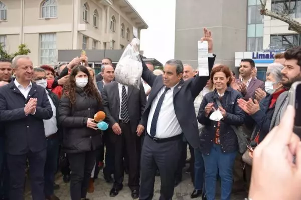 CHP Bursa İl Başkanlığı, elektriklerinin kesilmesinin ardından fatura borcunu 5 TL'lik banknotlarla ödedi